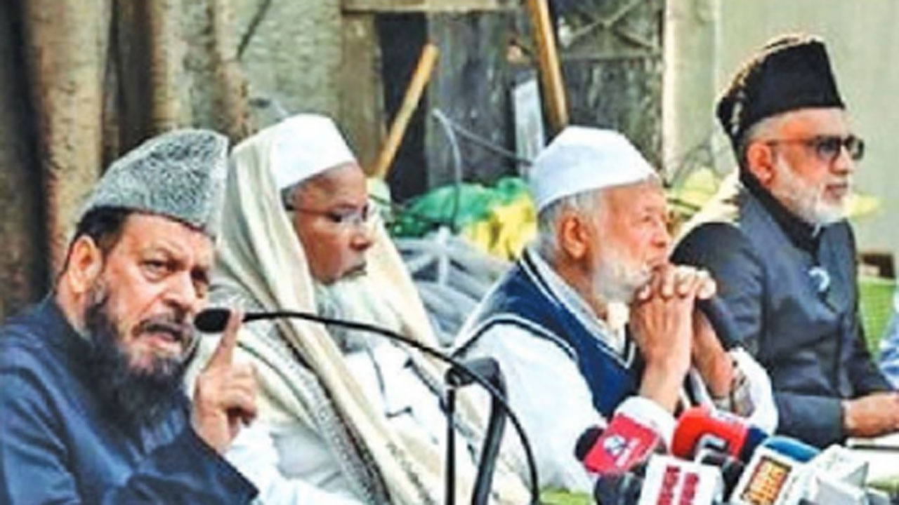 সভায় অল ইন্ডিয়া মুসলিম পার্সোনাল ল’ বোর্ডের সভাপতি মাওলানা খালেদ সাইফুল্লাহ রাহমানী, জমিয়তে উলামায়ে হিন্দের সভাপতি ও ভারতের অন্যতম প্রভাবশালী আলেম মাওলানা আরশাদ মাদানিসহ অন্যান্যরা