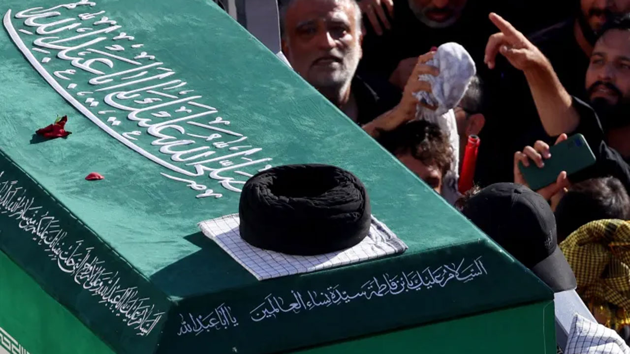 ইরানের মরহুম সর্বোচ্চ নেতা আয়াতুল্লাহ আলি খামেনির কফিন