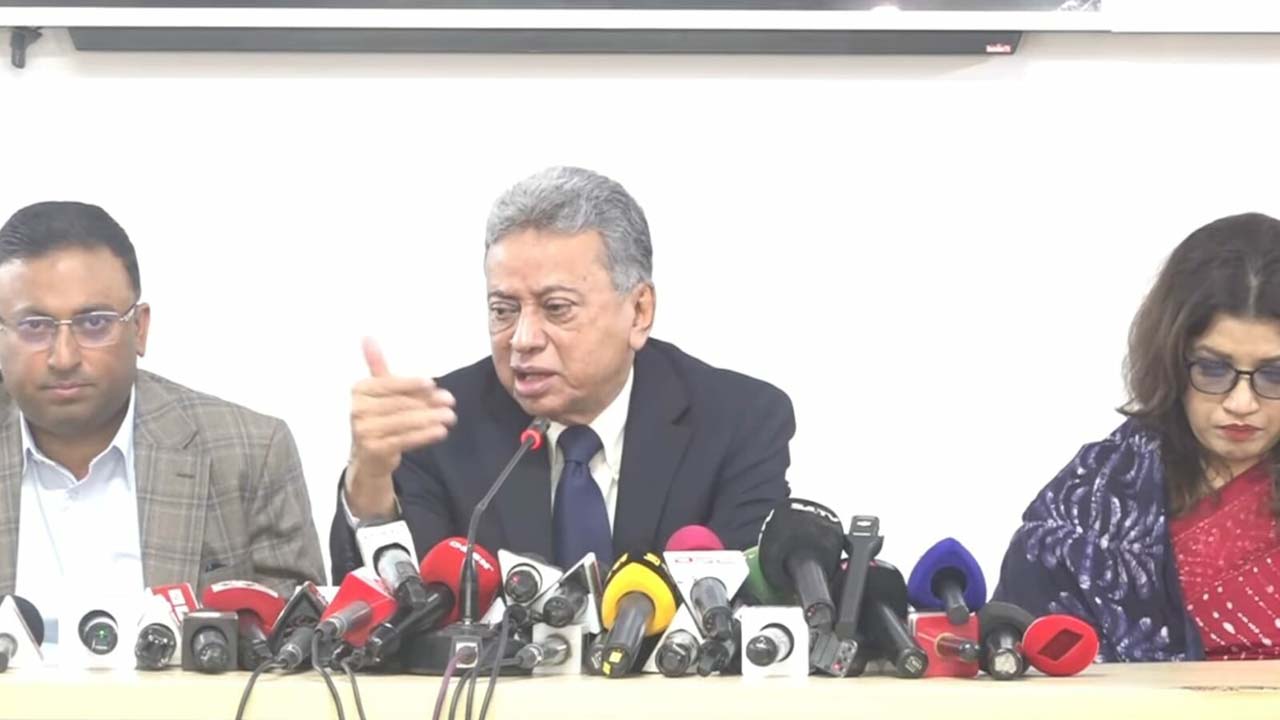 বৈঠক শেষে সাংবাদিকদের সাথে কথা বলছেন বিএনপির স্থায়ী কমিটির সদস্য আমীর খসরু মাহমুদ চৌধুরী