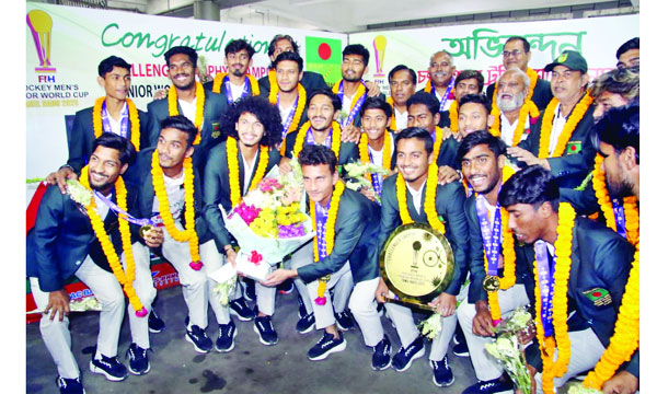 অনূর্ধ্ব-২১ বিশ্বকাপে চ্যালেঞ্জার ট্রফি জিতে দেশে ফেরার পর বিমানবন্দরে বাংলাদেশ হকি দলকে ফুলেল অভিনন্দন	 : বাহফে