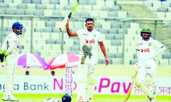 ফিফটি করার পর দর্শকদের উদ্দেশে ব্যাট উঁচিয়ে জবাব দিচ্ছেন নাজমুল হোসেন শান্ত। পাশে সে দৃশ্য দেখছেন অর্ধশত করা অপর ব্যাটার মুমিনুল হক : নাসিম সিকদার