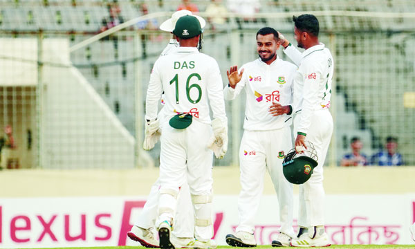 উইকেট নেয়া মিরাজের মাথায় হাত বুলিয়ে দিচ্ছেন মাহমুদুল হাসান জয়: 	নয়া দিগন্ত