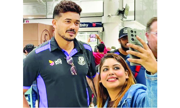 ম্যাকাই বিমানবন্দরে পৌঁছার পর এক প্রবাসী নারী সমর্থক সেলফি তুলছেন পেসার তাসকিন আহমেদের সাথে : ফেসবুক