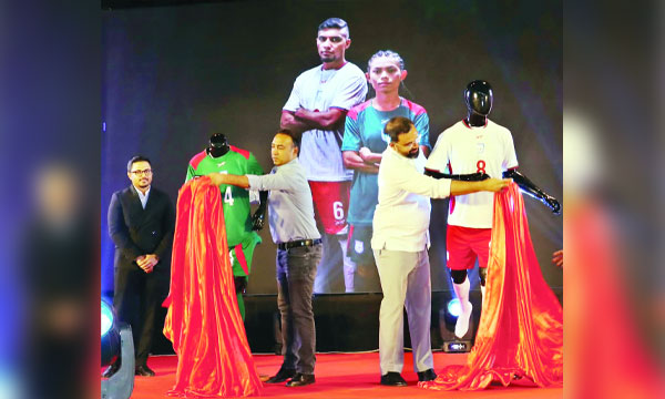 বাংলাদেশ জাতীয় ফুটবল দলের জার্সি উন্মোচন করছেন বাফুফে সভাপতি তাবিথ আওয়াল এবং যুব ও ক্রীড়া প্রতিমন্ত্রী আমিনুল হক : বাফুফে