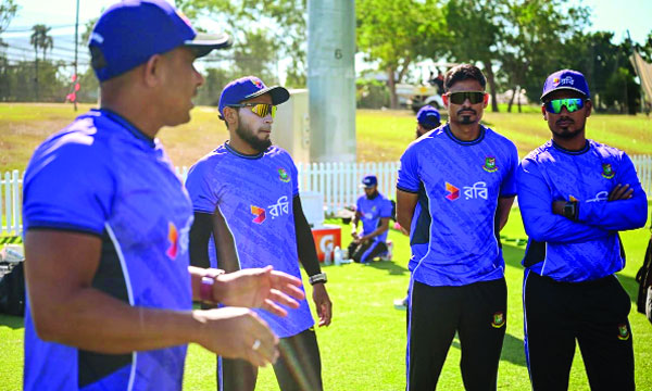 অনুশীলনের সময় মুশফিকুর রহীম (ডানে) : বিসিবি