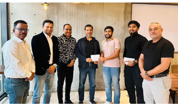 ব্যাডমিন্টন ফেডারেশনের ১ লাখ ৬০ হাজার ও সভাপতির প্রতিশ্রুত ১ হাজার ডলার পুরস্কার পেলেন জুমার, অহিদুল ও উর্মি  :  নয়া দিগন্ত