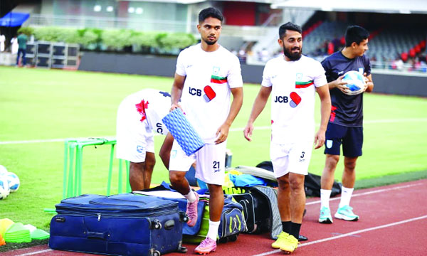 জাতীয় ফুটবল দলের অনুশীলনের আগে সৈয়দ শাহ কাজেম কিরমানী ও রহমত মিয়া : বাফুফে