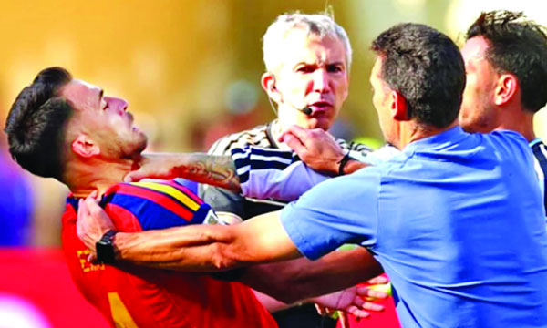 স্পেনের ডিফেন্ডার এরিক গার্সিয়াকে গলা ধাক্কা দিচ্ছেন আর্জেন্টিনার ফুটবলার লিয়ান্দ্রো পারেদেস : ইন্টারনেট