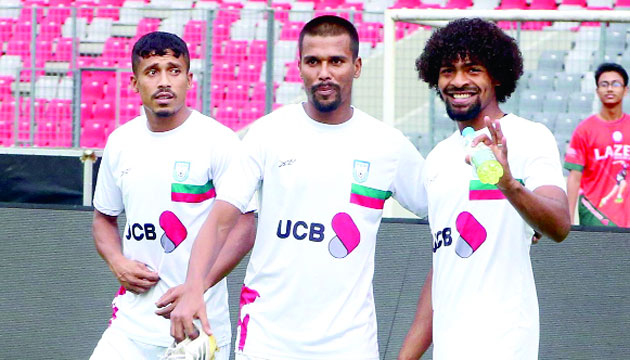 অনুশীলনে নামছেন হামজা চৌধুরী।  তার সাথে রাকিব হোসেন, মেহেদী হাসান মিঠু : নাসিম সিকদার