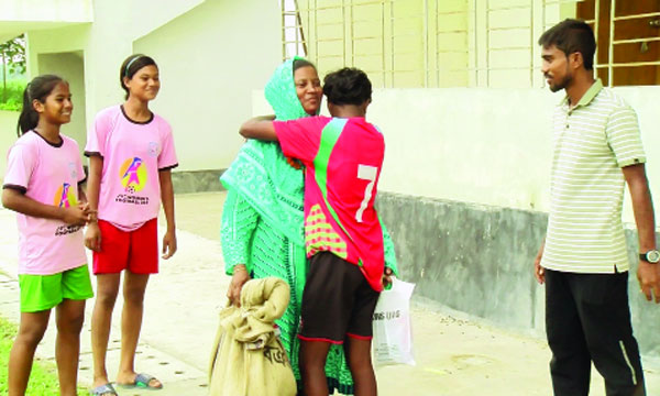 মাকে পেয়েই জড়িয়ে ধরলেন স্মৃতি কিসকু