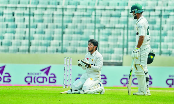জীবনের প্রথম টেস্টে শতরান করার পর পিচের ওপর বসে মুনাজাত আজানের : নাসিম সিকদার