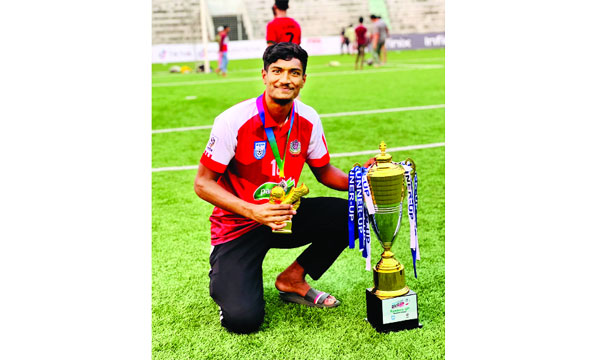 ট্রফি হাতে মাশরাফি ইসলাম