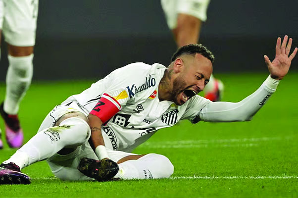 বারবার কেন চোটে পড়ছেন নেইমার