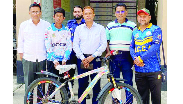 ক্ষুদে ক্রিকেটার রিয়ানকে বাইসাইকেল দেন জেলা প্রশাসক মোহাম্মদ দেলোয়ার হোসেন : নয়া দিগন্ত