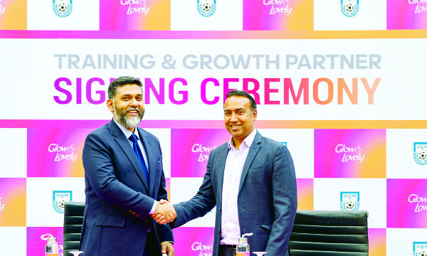 নারী ফুটবল দলের ট্রেনিং ও গ্রোথ পার্টনার হয়েছে গ্লো অ্যান্ড লাভলী। সম্প্রতি ২ বছরের জন্য এই চুক্তি হয়। এর আওতায় নারী ফুটবলারদের ব্যক্তিগত উন্নয়নমূলক প্রশিক্ষণ কার্যক্রমেও সহায়তা করবে প্রতিষ্ঠানটি। চুক্তি স্বাক্ষর অনুষ্ঠানে উপস্থিত ছিলেন বাফুফের সভাপতি তাবিথ আওয়াল: সৌজন্য