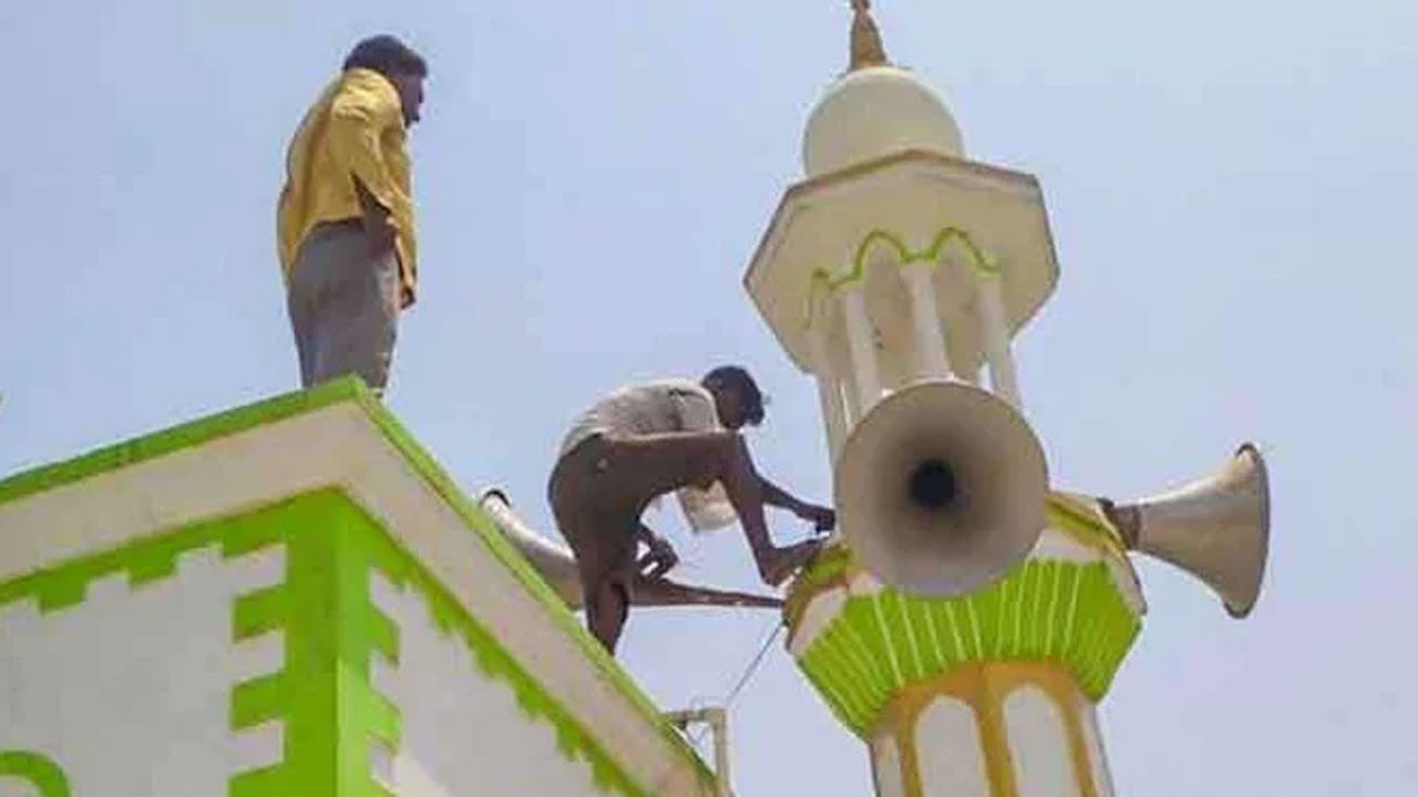 পশ্চিমবঙ্গের মসজিদগুলো থেকে মাইক খুলে নেয়া হচ্ছে বলে অভিযোগ উঠেছে