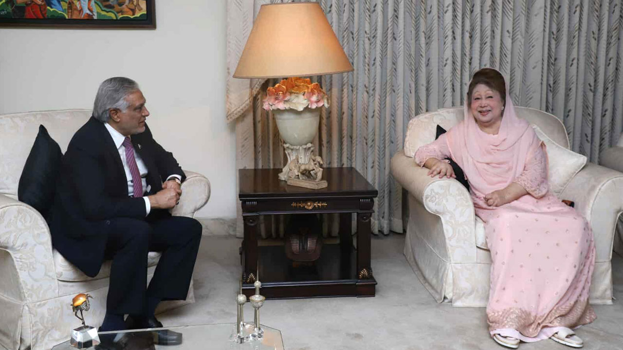 পাকিস্তানের পররাষ্ট্রমন্ত্রী ইসহাক দার ও বিএনপি চেয়ারপারসন বেগম খালেদা জিয়া