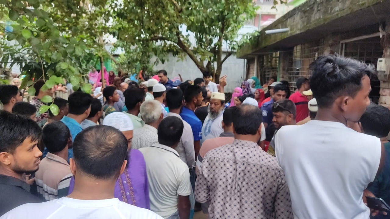 নিহতদের বাড়িতে স্থানীয়দের ভিড়