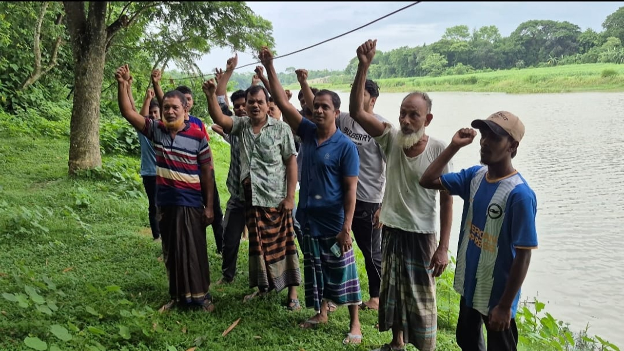 বালু উত্তোলনের ঘটনায় বিক্ষোভ করে নদ পাড়ের বাসিন্দারা