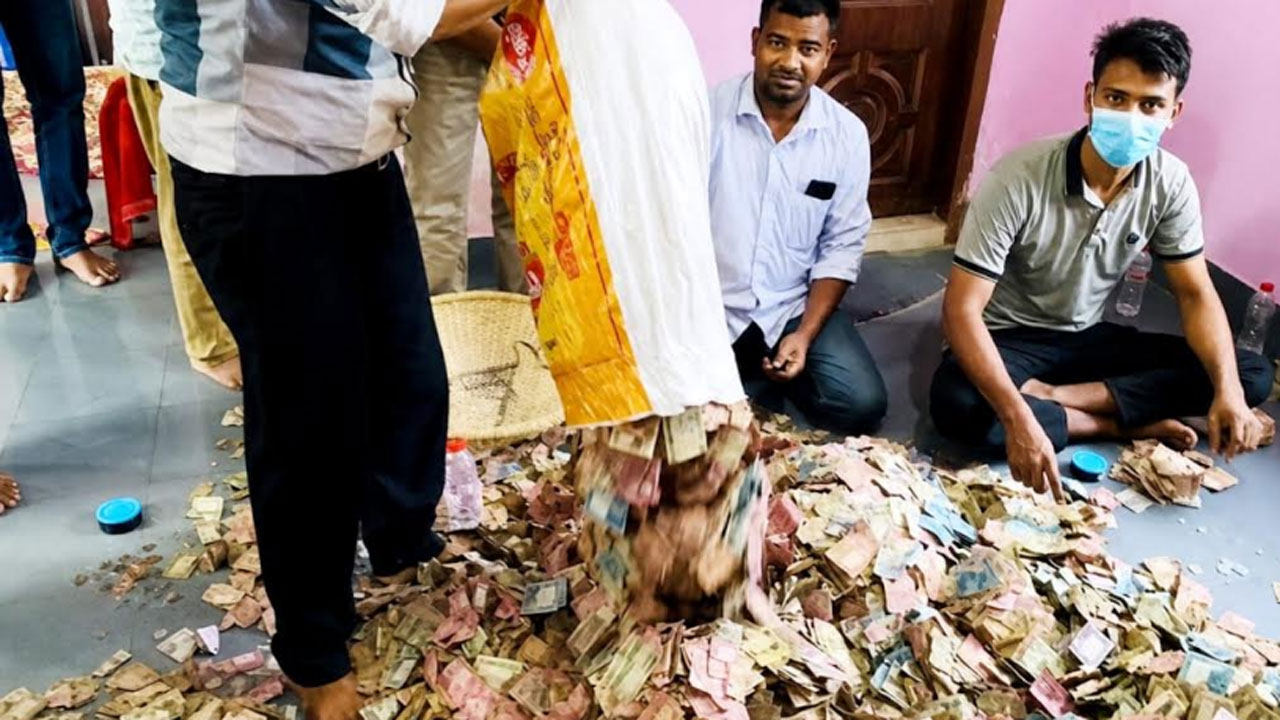 মাজারের চারটি দানবাক্স খুলে ১২ বস্তা টাকা পাওয়া গেছে