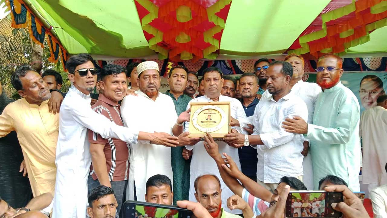 কয়রায় বিএনপির উদ্যোগে নবনিযুক্ত খুলনা জেলা পরিষদের  প্রশাসক মনিরুল হাসান বাপ্পীকে গণসংবর্ধনা দেয়া হয়