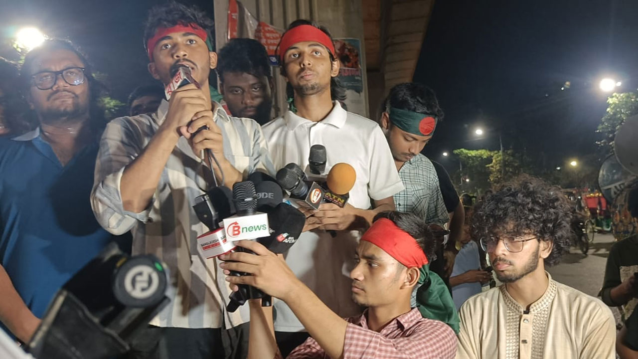 কুয়েট ভিসির পদত্যাগ দাবিতে শাহবাগে বিক্ষোভ