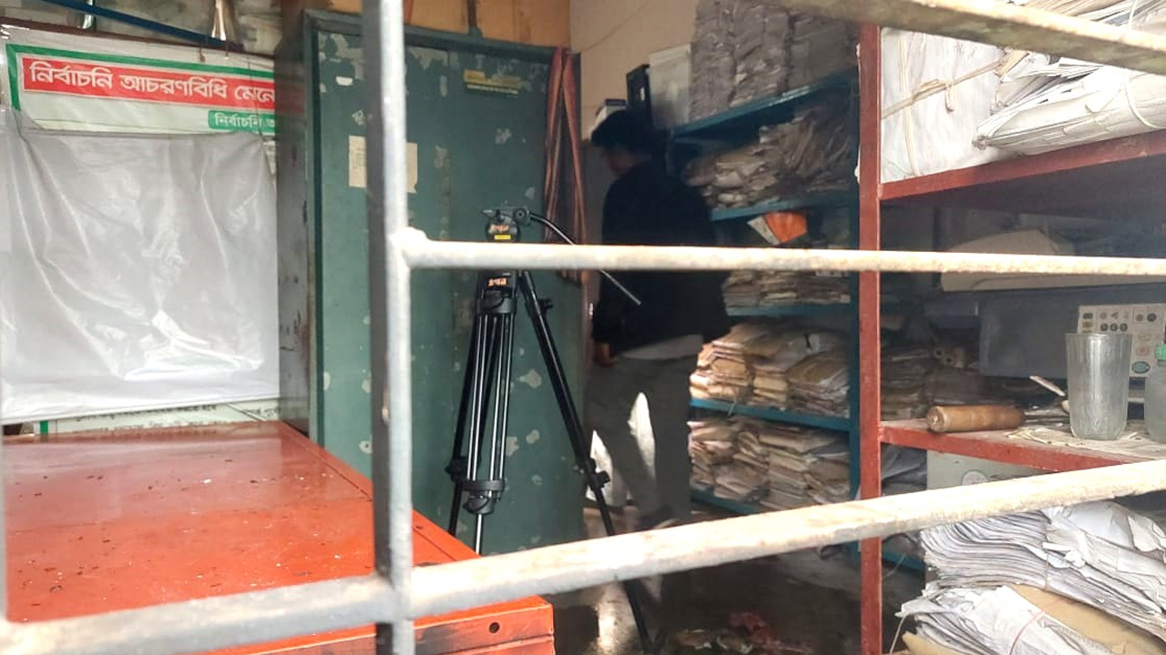 কুষ্টিয়া জ্যেষ্ঠ জেলা নির্বাচন কর্মকর্তার কার্যালয়ের এই কক্ষে অগ্নিসংযোগ করে দুর্বৃত্তরা