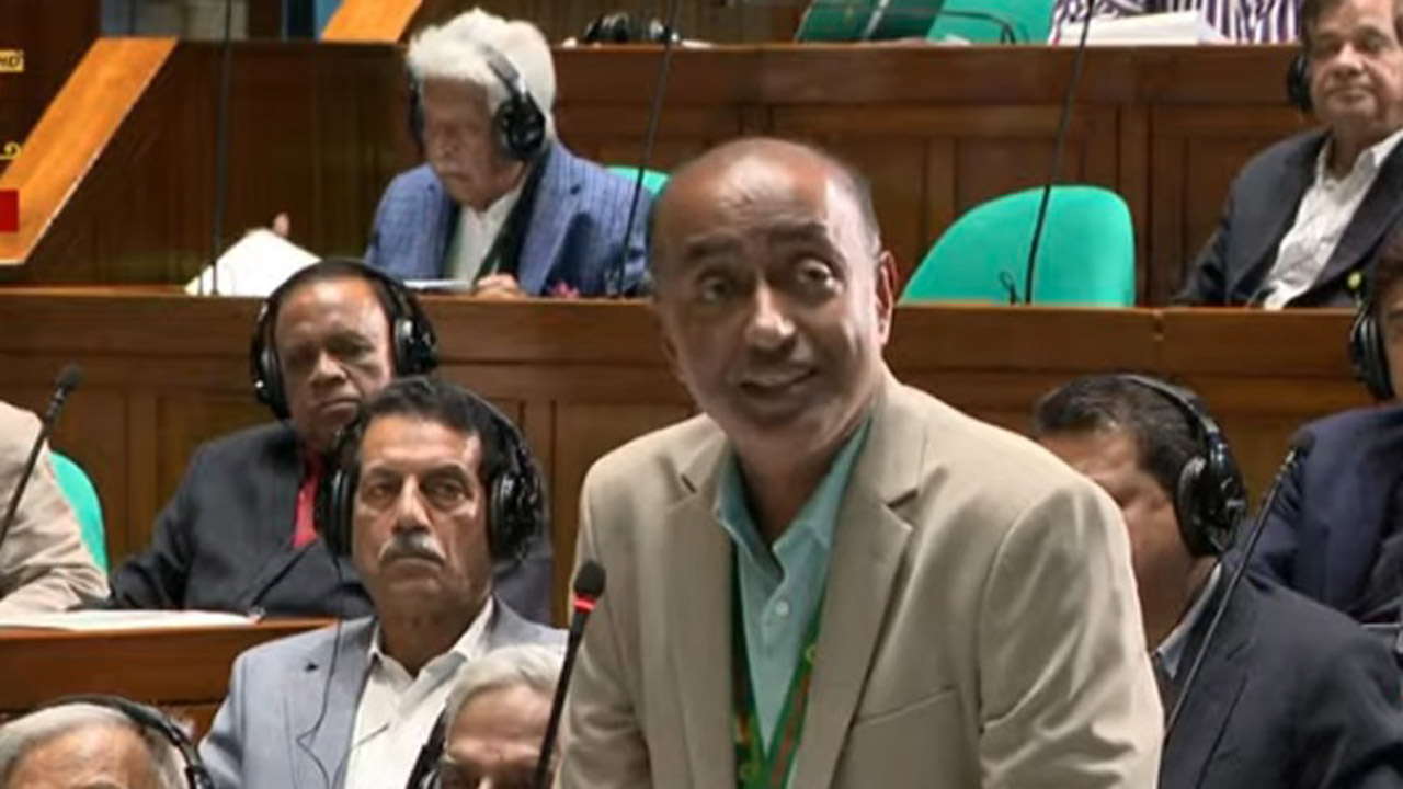 সংসদে বক্তব্য রাখছেন আইনমন্ত্রী মো: আসাদুজ্জামান