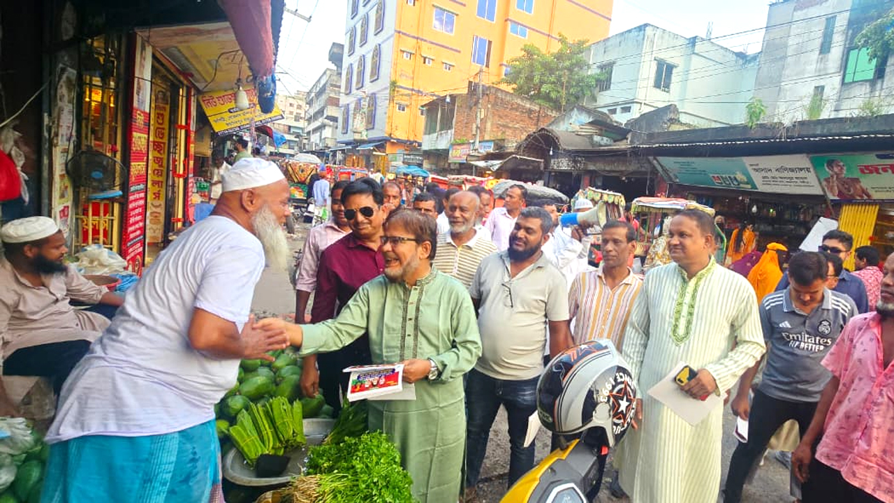 লিফলেট বিতরণ করেন ডা. মাজহারুল আলম