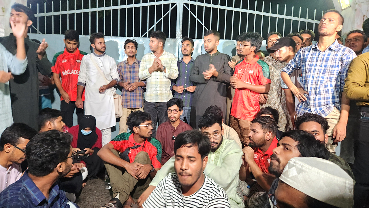 কোটা পুনর্বহালের প্রতিবাদে ভিসি বাসভবনের সামনে শিক্ষার্থীদের অবস্থান