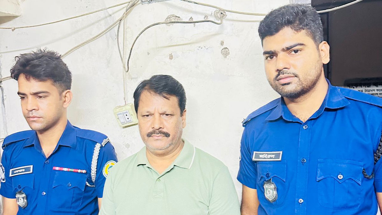 বাকেরগঞ্জের সাবেক পৌর মেয়র লোকমান হোসেন ডাকুয়াকে গ্রেফতার করেছে পুলিশ