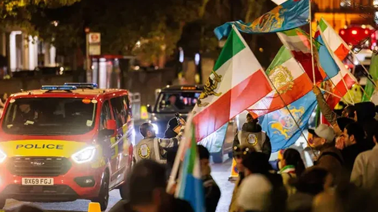 লন্ডনে ইরানের দূতাবাসের ছাদে ওঠা বিক্ষোভকারী গ্রেফতার