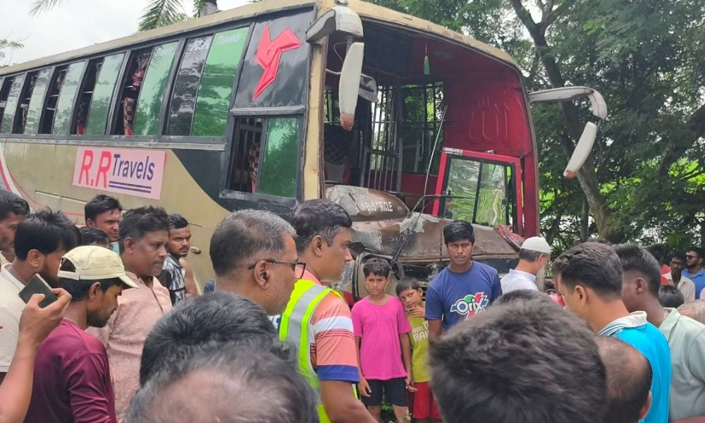 দুর্ঘটনাস্থলে জড়ো হয়েছেন স্থানীয়রা