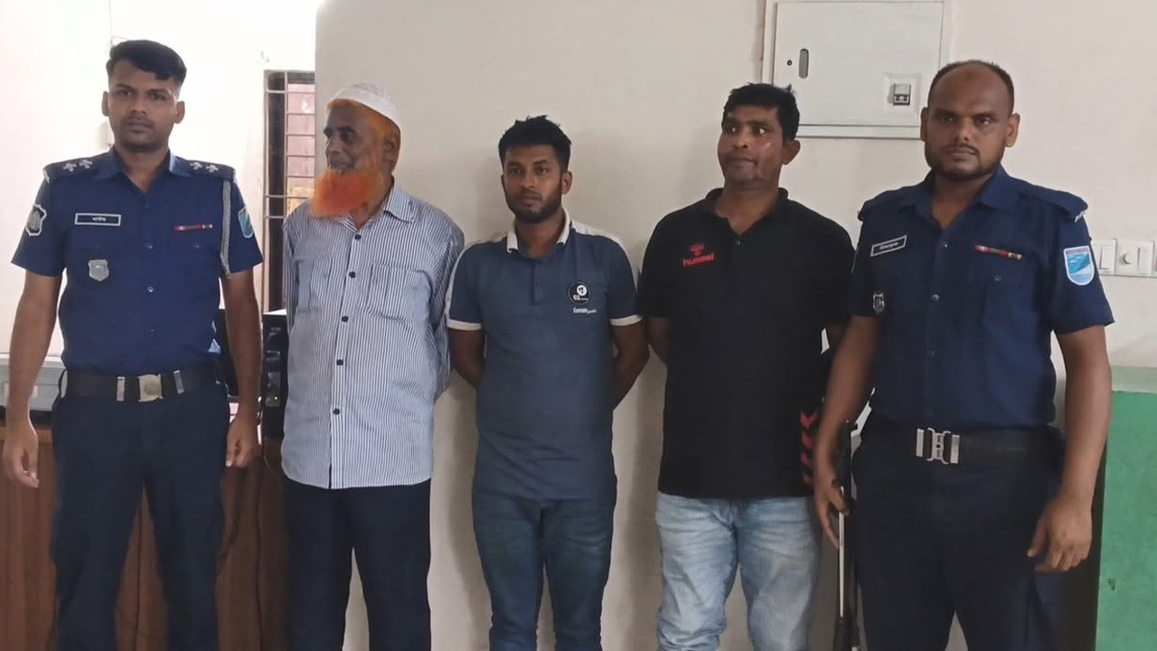 মাদারীপুরে বিপুল পরিমাণে নকল সিগারেটসহ তিনজনকে গ্রেফতার করেছে পুলিশ