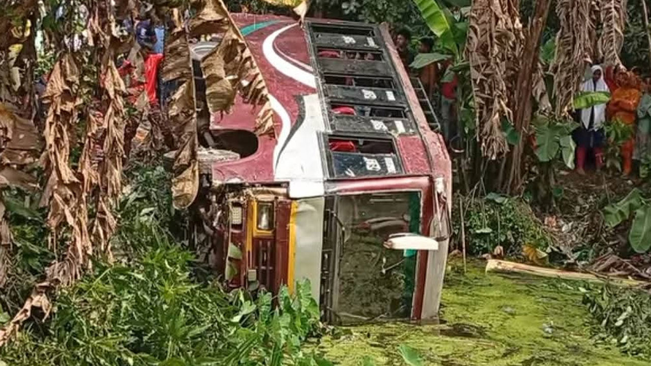 মাদারীপুরে নিয়ন্ত্রণ হারিয়ে পুকুরে বাস