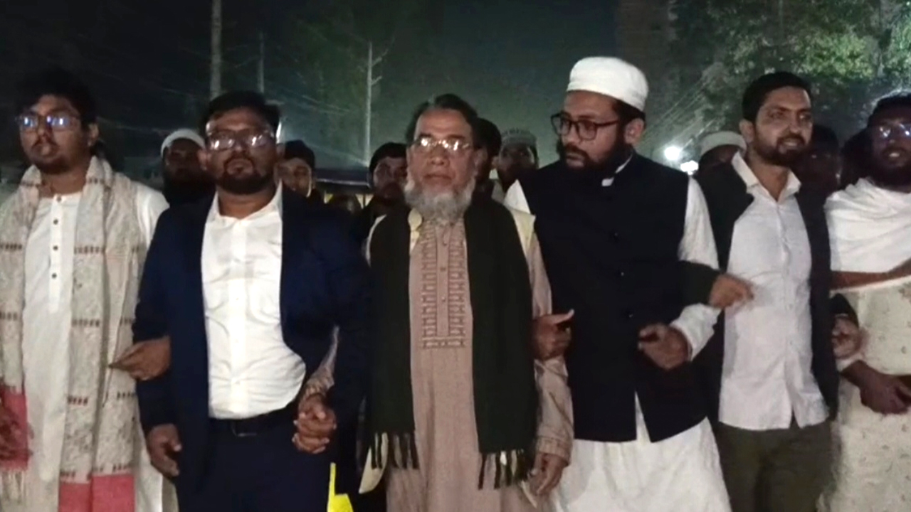 ওসমান হাদির ওপর হামলার প্রতিবাদে বিক্ষোভ মিছিল