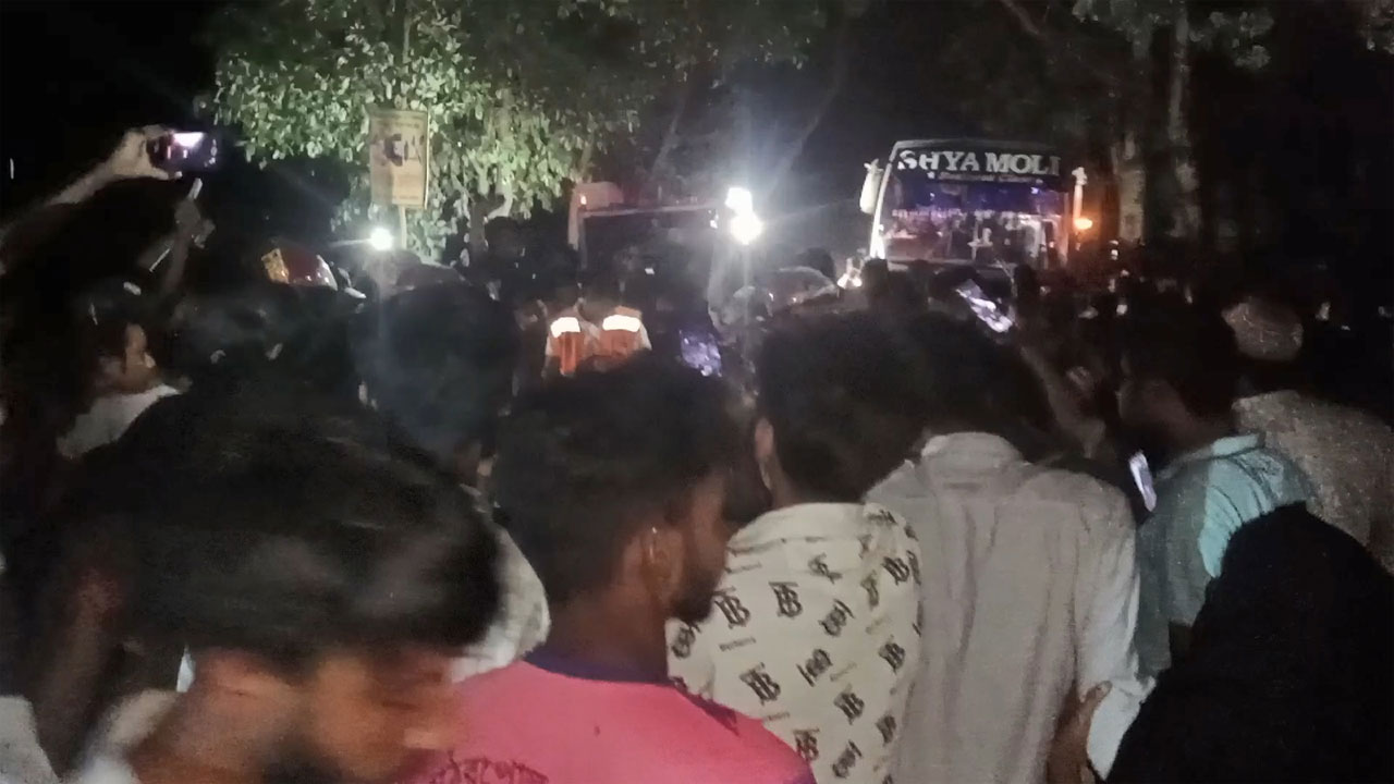 দুর্ঘটনার পর বিক্ষুব্ধ জনতা ঢাকা-বরিশাল মহাসড়কে যান চলাচল আটকে দেয়
