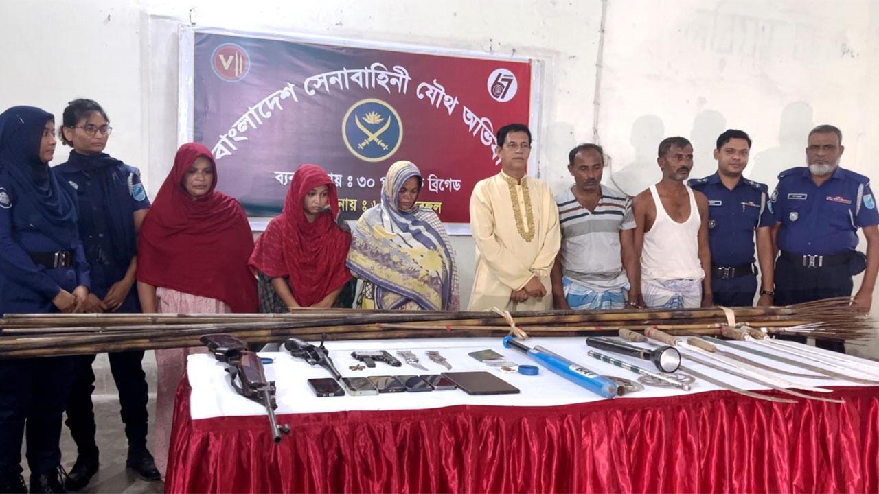 মাদারীপুরে বিপুল পরিমাণে অস্ত্রসহ ছয়জনকে আটক করা হয়েছে।