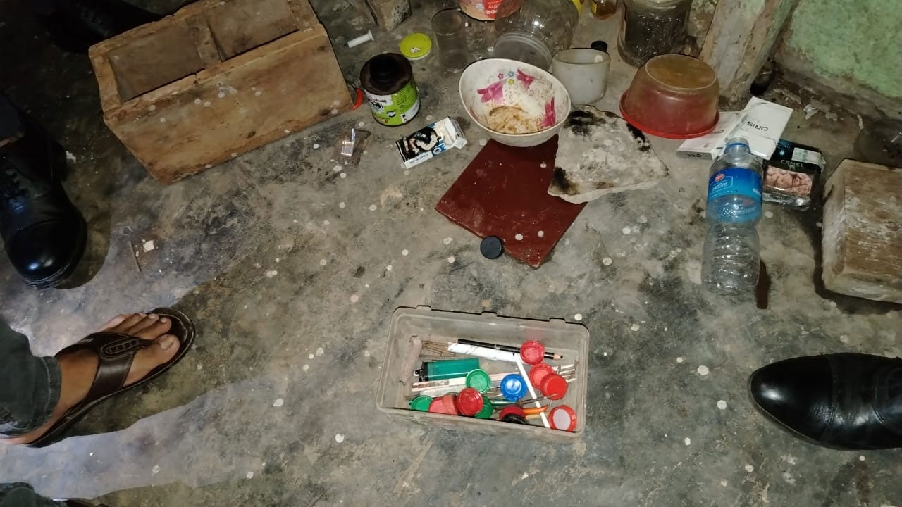 এ সময় ঘটনাস্থল থেকে মাদকদ্রব্যের আলামতও উদ্ধার করা হয়েছে।