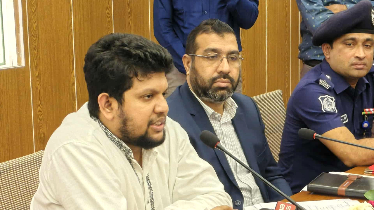 বক্তব্য রাখেন মাহফুজ আলম