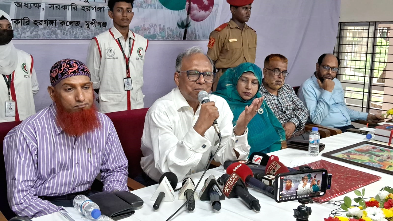 বক্তব্য রাখেন ড. মাহমুদুর রহমান