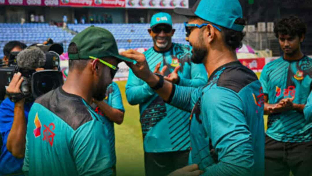 বাংলাদেশ দলে অভিষেক মাহিদুল ইসলাম অঙ্কনের, তাকে ক্যাপ পরিয়ে দিয়েছেন সাইফ হাসান