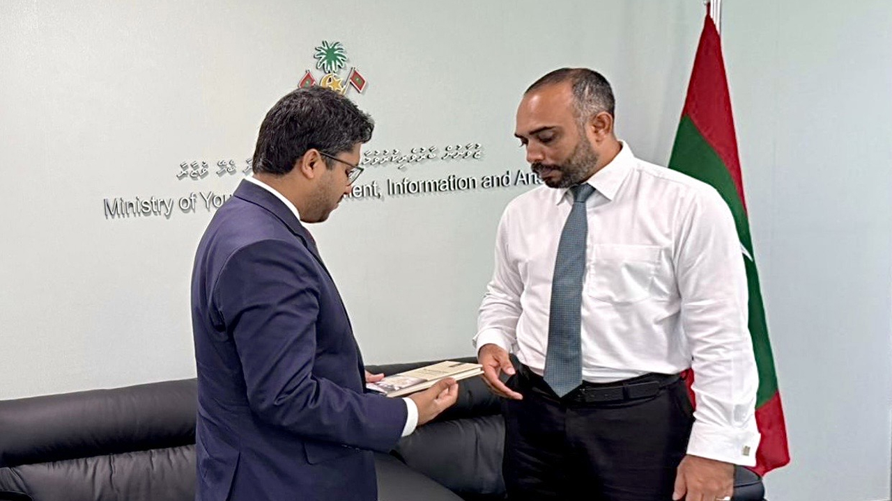 মালদ্বীপের মন্ত্রী ইব্রাহিম ওয়াহিদের সাথে দেশটিতে নিযুক্ত বাংলাদেশ হাইকমিশনার ড. মোহাম্মদ নাজমুল ইসলাম