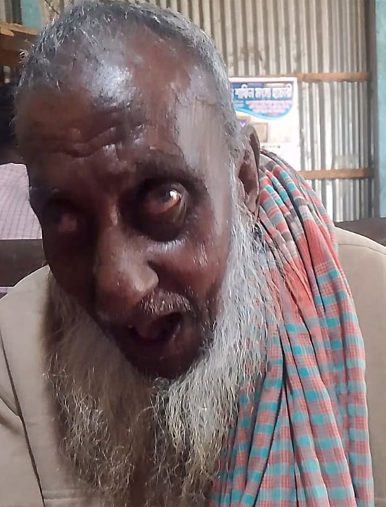 পীরগাছায় ভোট দিতে কেন্দ্রে ১০২ বছর বয়সী বৃদ্ধ আব্দুল মান্নান