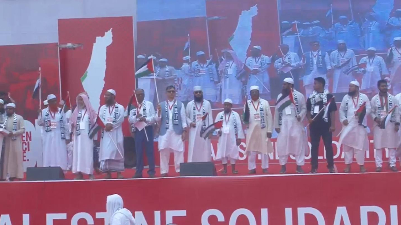 সমাবেশ মঞ্চে অতিথিরা