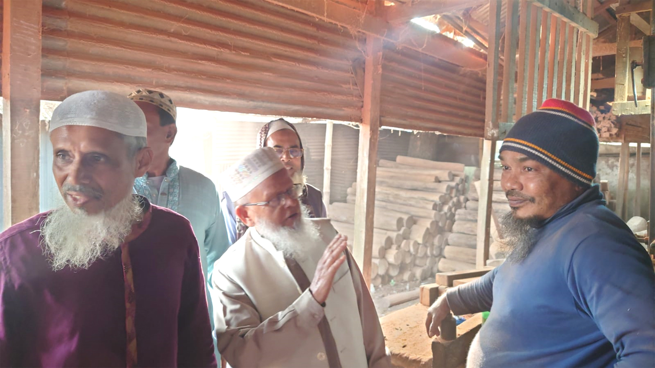 গণসংযোগে কর্মজীবী মানুষের দাঁড়িপাল্লায় ভোটের আশ্বাস