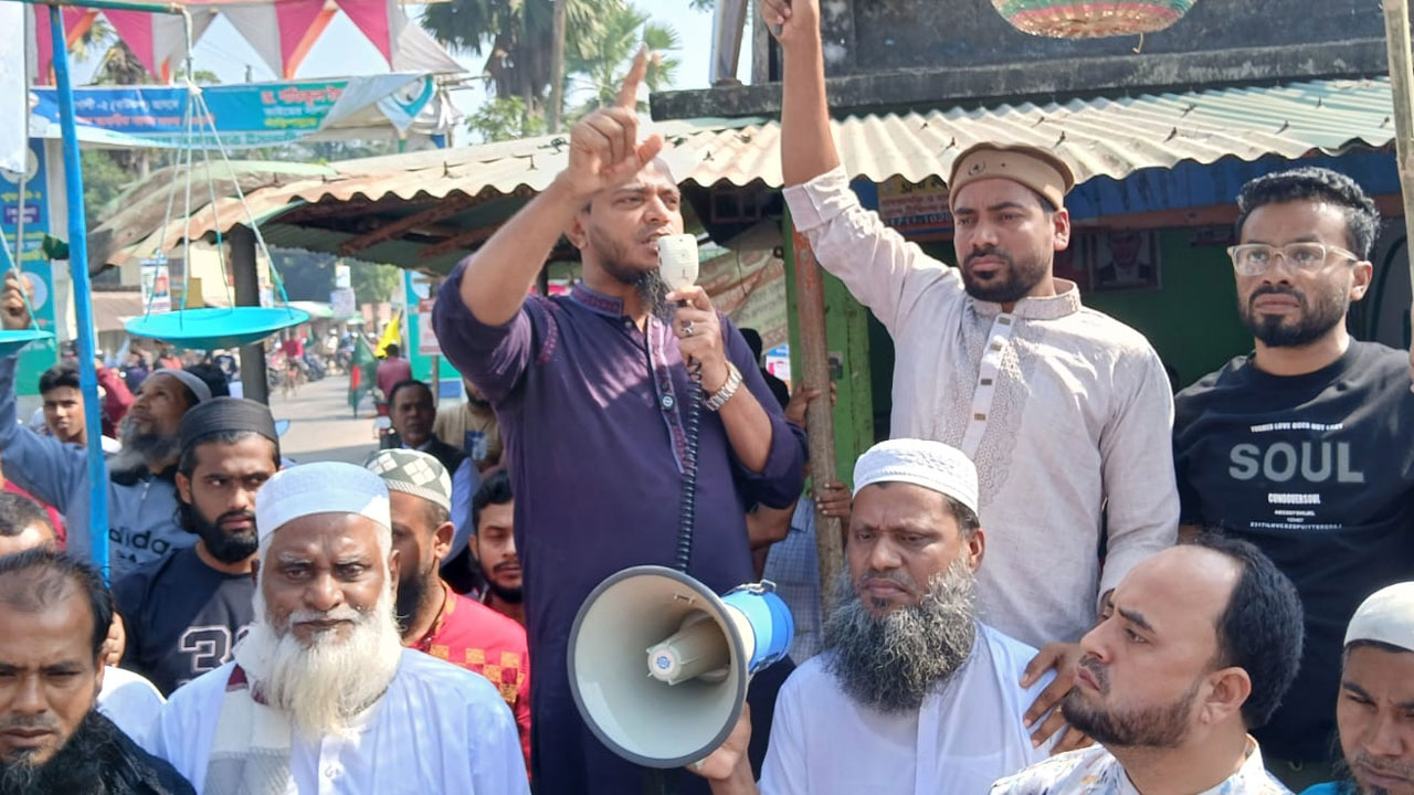 বক্তব্য রাখছেন ড. শফিকুল ইসলাম মাসুদ