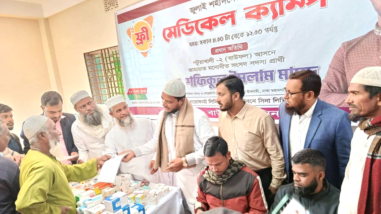 স্বাস্থ্যসেবা কার্যক্রমে বক্তব্য রাখেন ড. শফিকুল ইসলাম মাসুদ