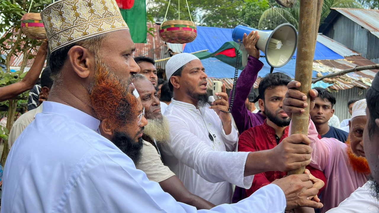 বাউফলে নিজস্ব অর্থায়নে গভীর নলকূপ স্থাপনে ড. শফিকুল ইসলাম মাসুদ