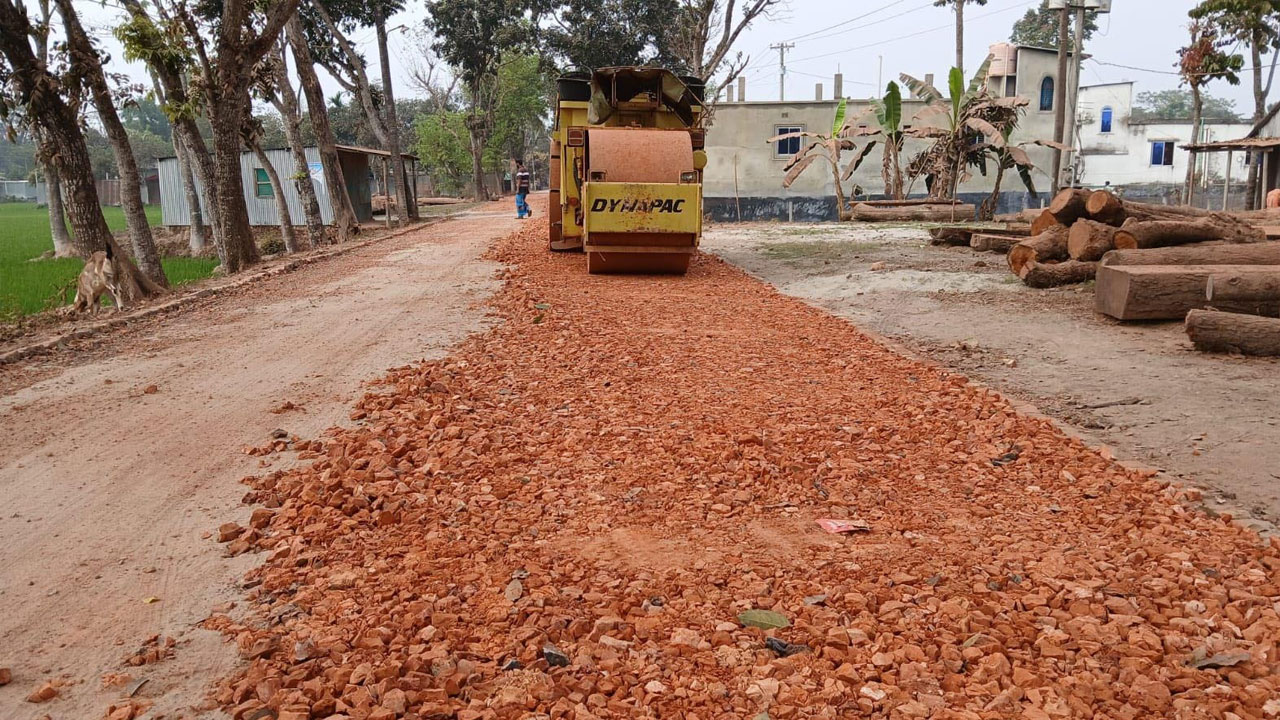 নান্দাইল-বাকচান্দা সড়কে সংস্কারকাজে নিম্নমানের ইটের খোয়া ব্যবহার